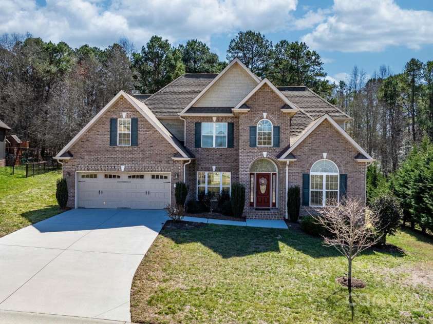 3815 10th Street, Hickory, NC 28601.  MLS# CAR4232385, YatesRealty ID 5074. 