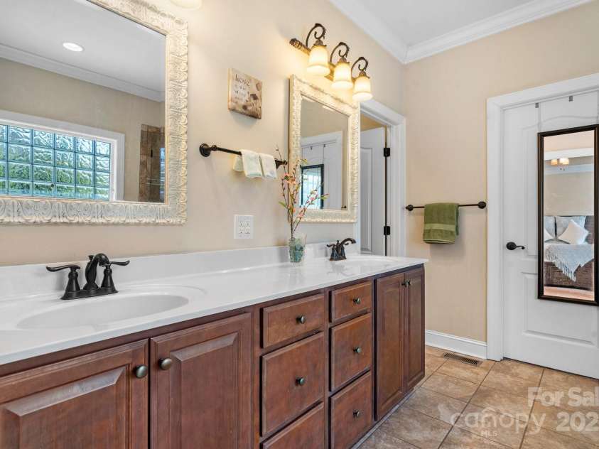 3815 10th Street, Hickory, NC 28601.  MLS# CAR4232385, YatesRealty ID 5074. 