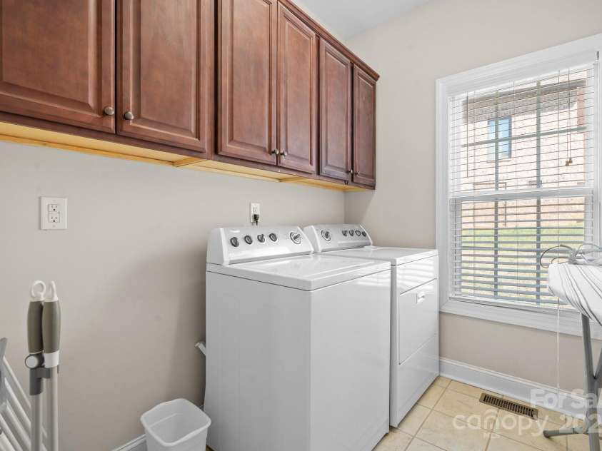 3815 10th Street, Hickory, NC 28601.  MLS# CAR4232385, YatesRealty ID 5074. 