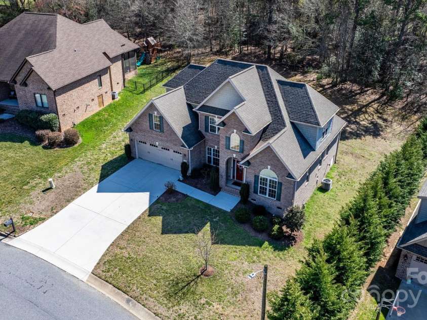 3815 10th Street, Hickory, NC 28601.  MLS# CAR4232385, YatesRealty ID 5074. 