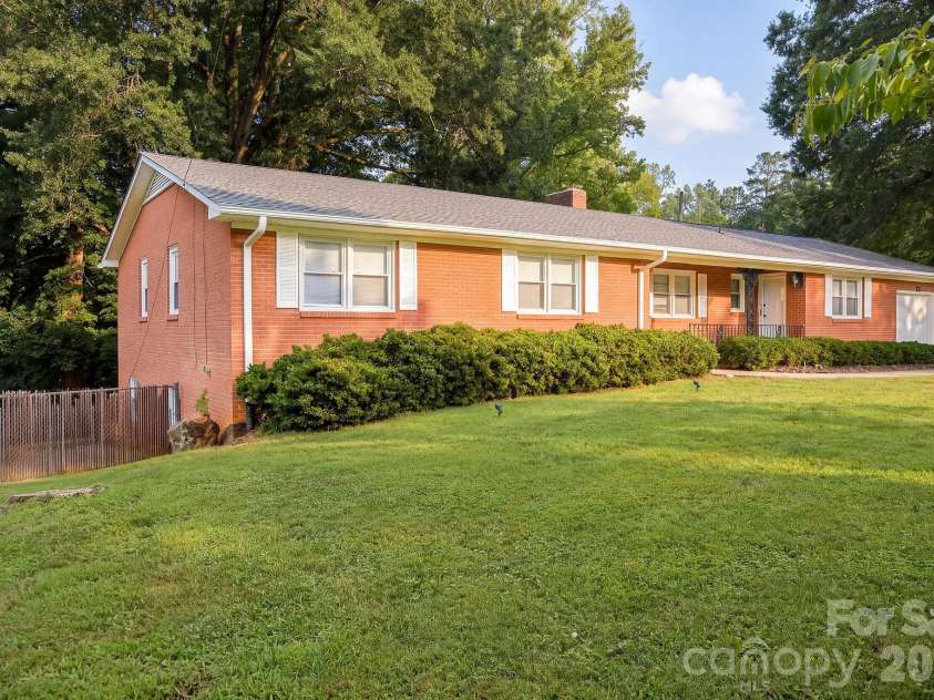 112 Delta Street, Lexington, NC 27295.  MLS# CAR4424343, YatesRealty ID 50740. 