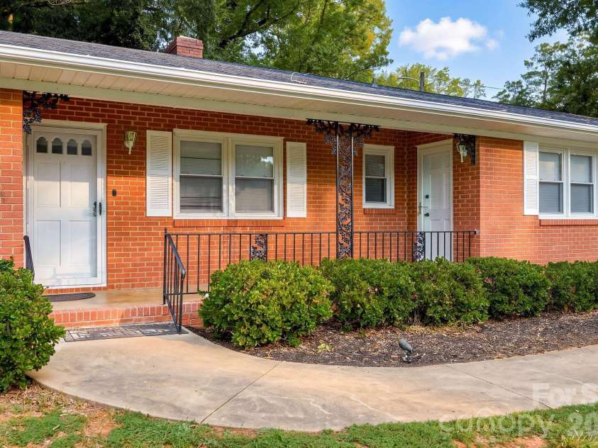 112 Delta Street, Lexington, NC 27295.  MLS# CAR4424343, YatesRealty ID 50740. 