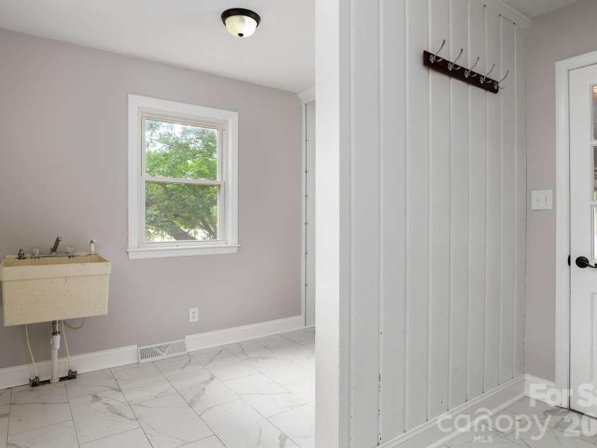 112 Delta Street, Lexington, NC 27295.  MLS# CAR4424343, YatesRealty ID 50740. 