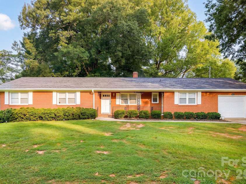 112 Delta Street, Lexington, NC 27295.  MLS# CAR4424343, YatesRealty ID 50740. 