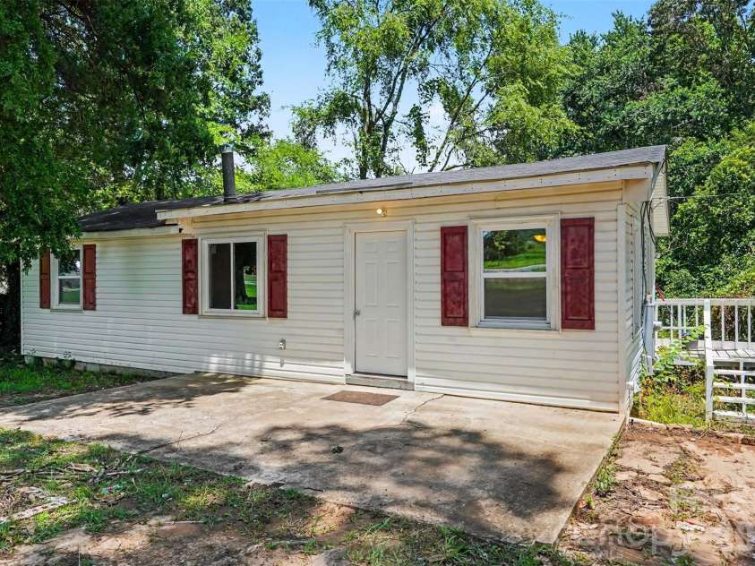 8232 Starnes Randall Road, Charlotte, NC 28215.  MLS# CAR4401795, YatesRealty ID 50741. 