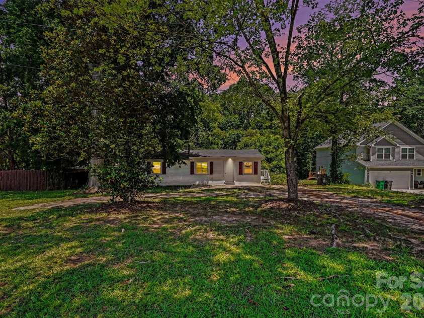 8232 Starnes Randall Road, Charlotte, NC 28215.  MLS# CAR4401795, YatesRealty ID 50741. 