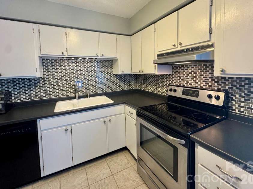 1905 Meadowlark Lane, Charlotte, NC 28210.  MLS# CAR4423485, YatesRealty ID 50742. 
