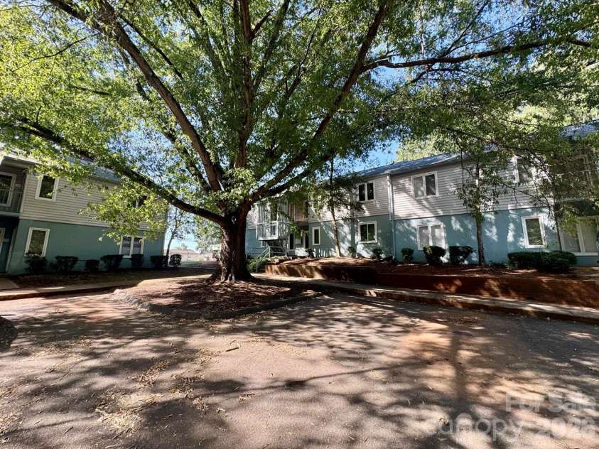 1905 Meadowlark Lane, Charlotte, NC 28210.  MLS# CAR4423485, YatesRealty ID 50742. 
