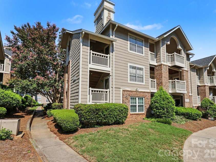 5009 Sharon Road, Charlotte, NC 28210.  MLS# CAR4417626, YatesRealty ID 5075. 5009 Building