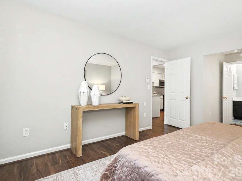 5009 Sharon Road, Charlotte, NC 28210.  MLS# CAR4417626, YatesRealty ID 5075. Large Primary