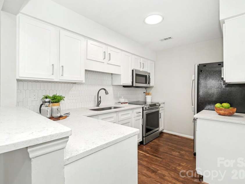 5009 Sharon Road, Charlotte, NC 28210.  MLS# CAR4417626, YatesRealty ID 5075. Open Kitchen