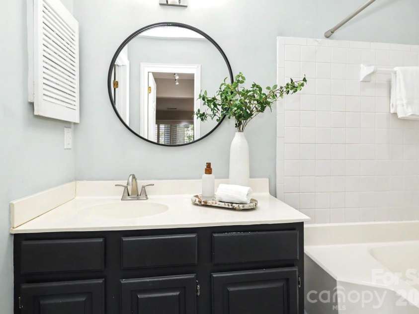 5009 Sharon Road, Charlotte, NC 28210.  MLS# CAR4417626, YatesRealty ID 5075. Primary Bathroom