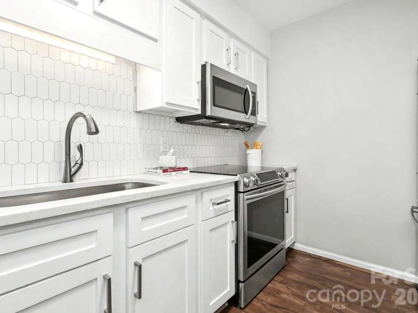 5009 Sharon Road, Charlotte, NC 28210.  MLS# CAR4417626, YatesRealty ID 5075. Renovated Kitchen