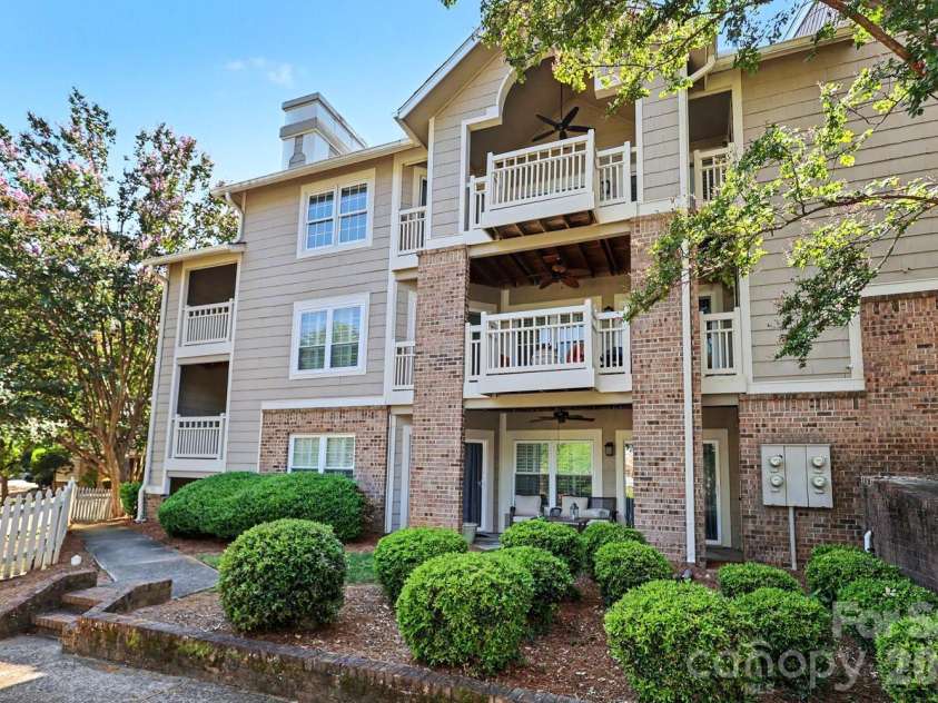 5009 Sharon Road, Charlotte, NC 28210.  MLS# CAR4417626, YatesRealty ID 5075. Top Floor Unit