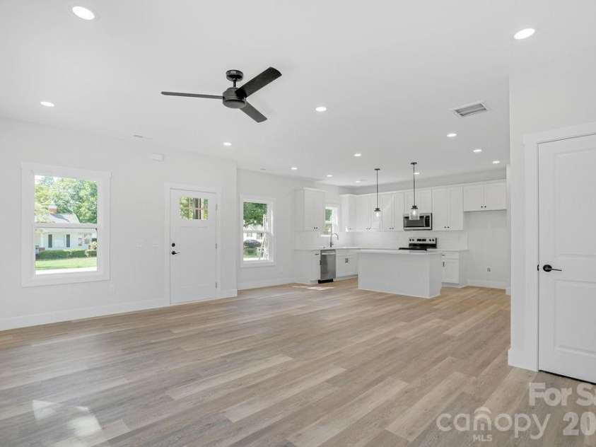 1402 Modena Street, Gastonia, NC 28054.  MLS# CAR4424394, YatesRealty ID 50751. 
