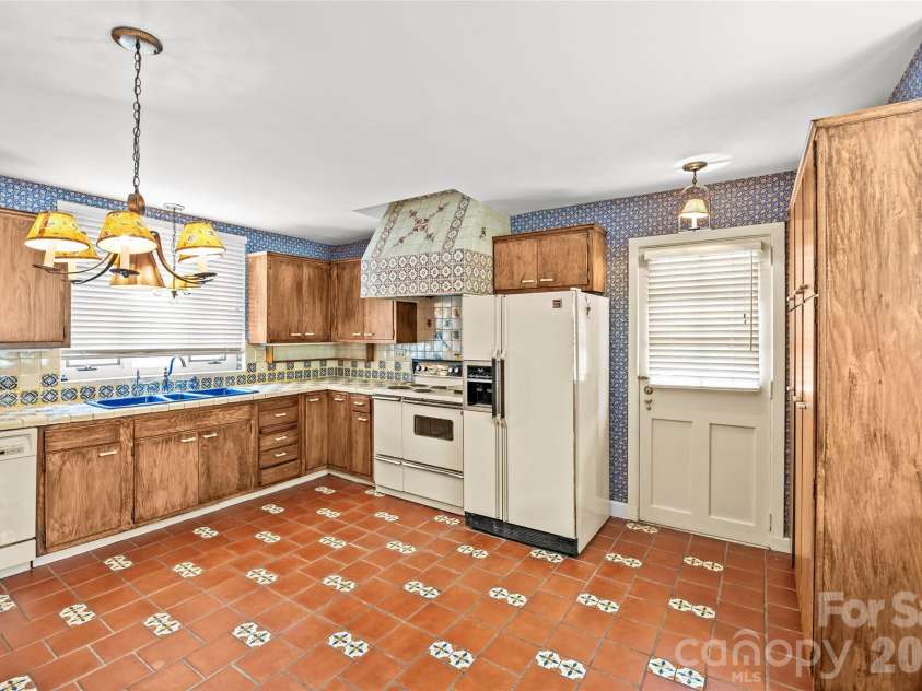 1858 Queens Road, Charlotte, NC 28207.  MLS# CAR4420336, YatesRealty ID 50758. 