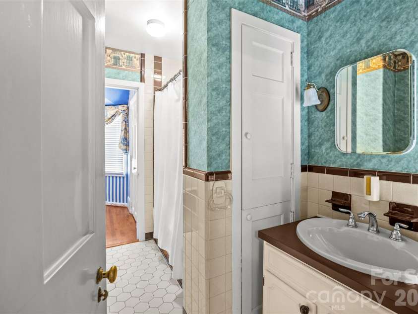 1858 Queens Road, Charlotte, NC 28207.  MLS# CAR4420336, YatesRealty ID 50758. 