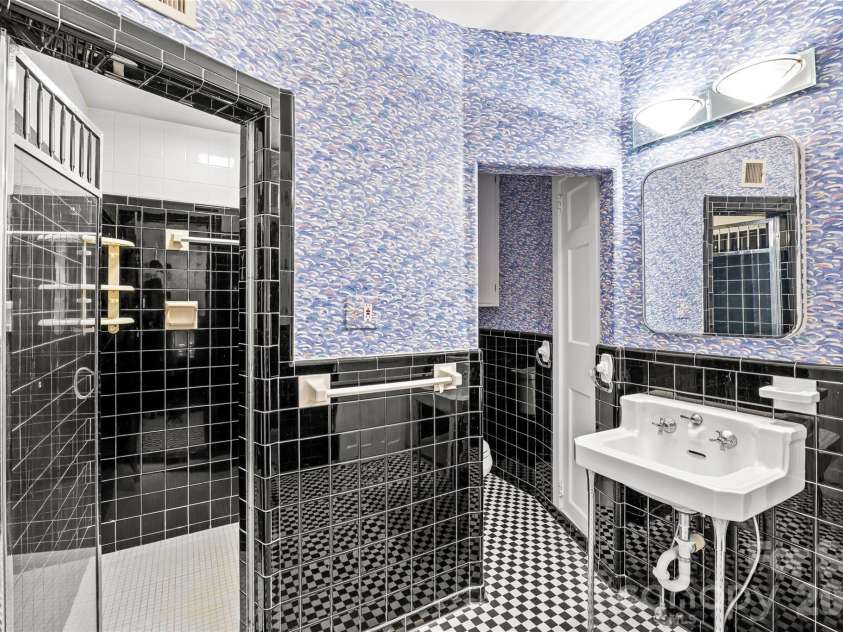 1858 Queens Road, Charlotte, NC 28207.  MLS# CAR4420336, YatesRealty ID 50758. 