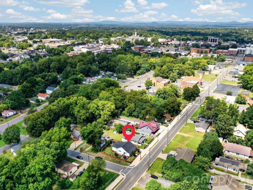 448 1st Street, Hickory, NC 28602.  MLS# CAR4424282, YatesRealty ID 50763. Easy access to downtown Hickory!