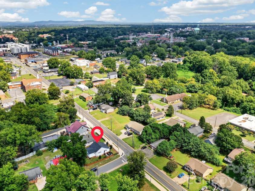 448 1st Street, Hickory, NC 28602.  MLS# CAR4424282, YatesRealty ID 50763. Easy access to downtown Hickory!