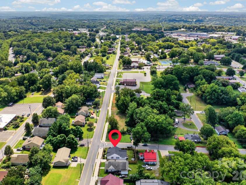 448 1st Street, Hickory, NC 28602.  MLS# CAR4424282, YatesRealty ID 50763. Easy access to downtown Hickory!