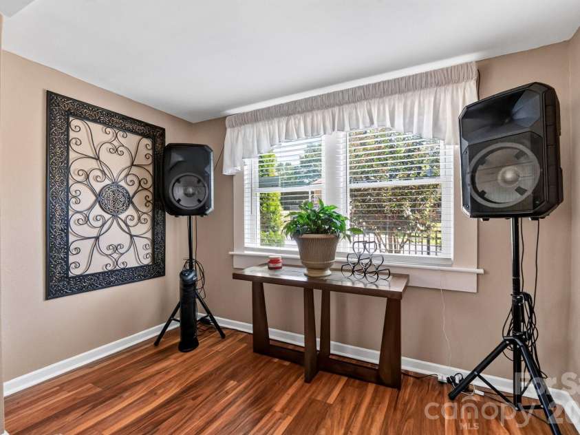 448 1st Street, Hickory, NC 28602.  MLS# CAR4424282, YatesRealty ID 50763. Sitting area