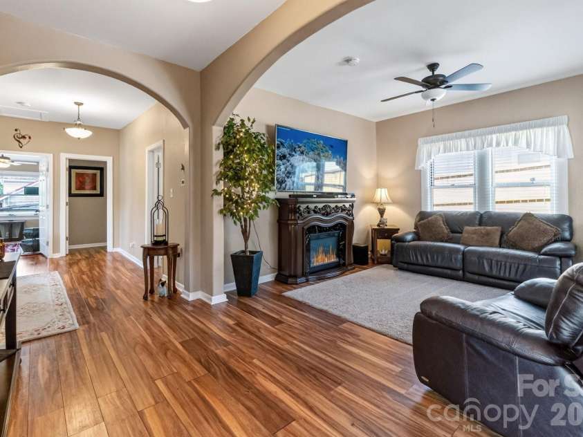 448 1st Street, Hickory, NC 28602.  MLS# CAR4424282, YatesRealty ID 50763. Welcome home!