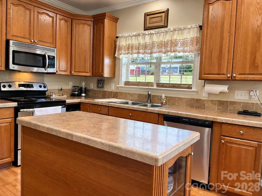 1046 Edgemont Terrace, Morganton, NC 28655.  MLS# CAR4424386, YatesRealty ID 50766. 