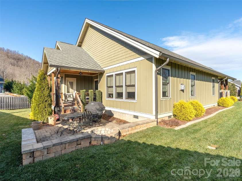 6 Starwood Valley Trail, Arden, NC 28704.  MLS# CAR4424427, YatesRealty ID 50768. Fire pit and entertainment space