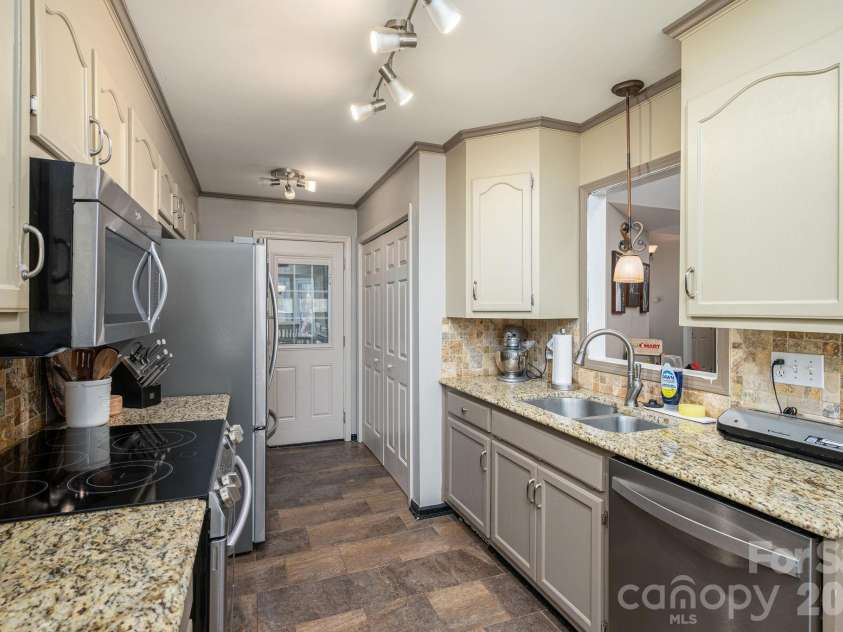 335 Cape Breton Trail, Gastonia, NC 28056.  MLS# CAR4366338, YatesRealty ID 50769. 