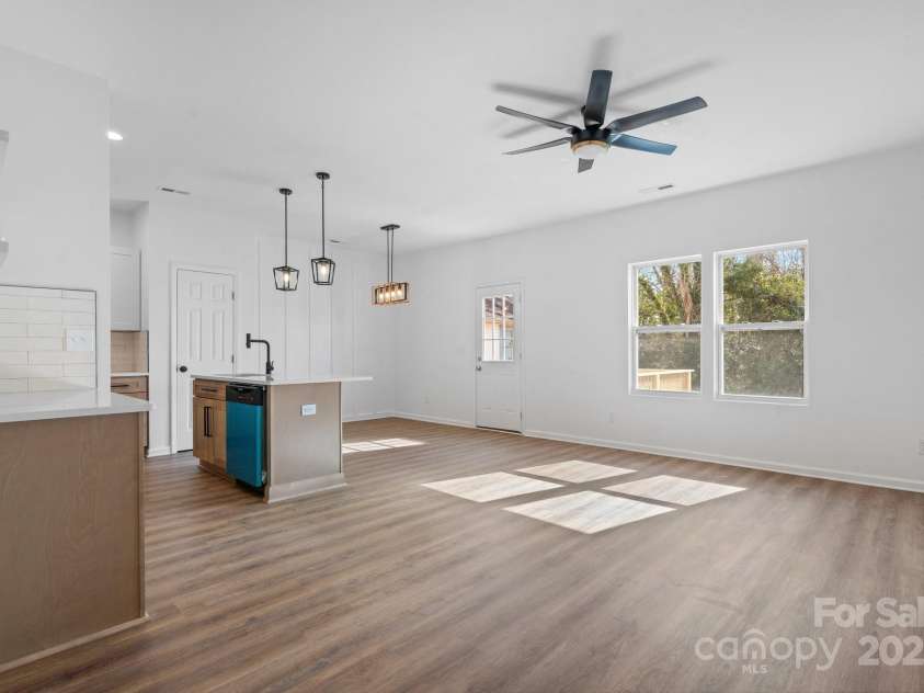 140 3rd Avenue, Hickory, NC 28602.  MLS# CAR4219137, YatesRealty ID 5077. 