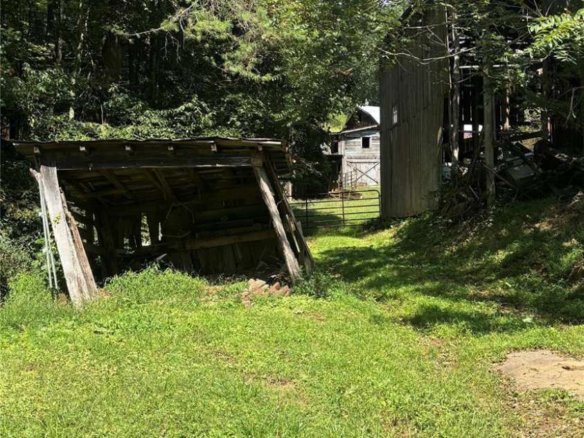188 Velvis Hollifield Road, Spruce Pine, NC 28777.  MLS# CAR4423073, YatesRealty ID 50787. 