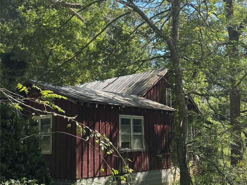 188 Velvis Hollifield Road, Spruce Pine, NC 28777.  MLS# CAR4423073, YatesRealty ID 50787. 