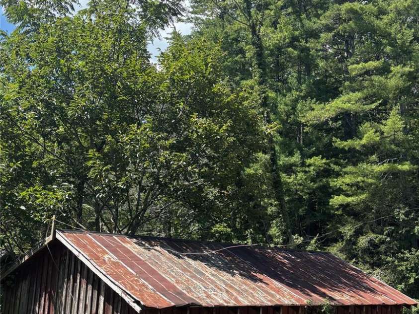 188 Velvis Hollifield Road, Spruce Pine, NC 28777.  MLS# CAR4423073, YatesRealty ID 50787. 