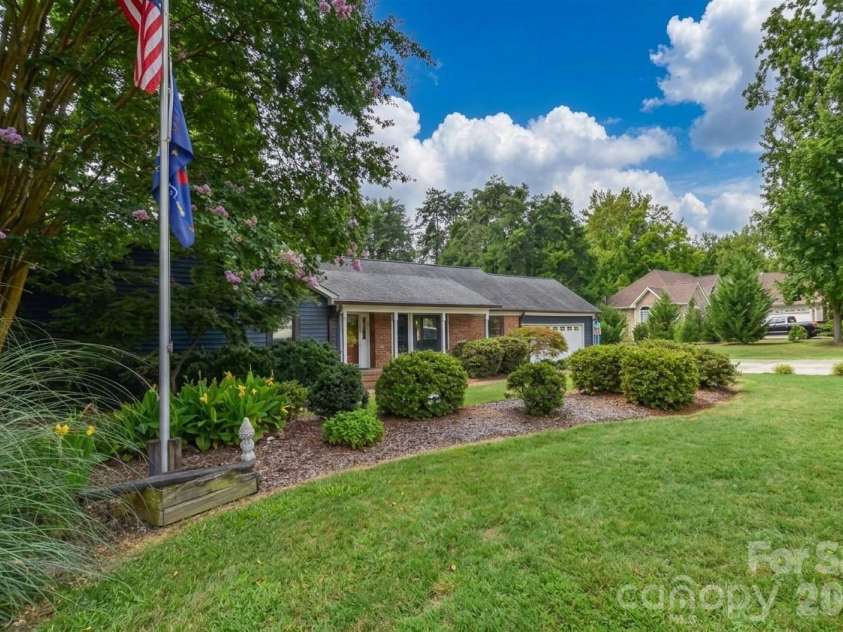 127 Fairway Drive, Mooresville, NC 28117.  MLS# CAR4420861, YatesRealty ID 50792. 