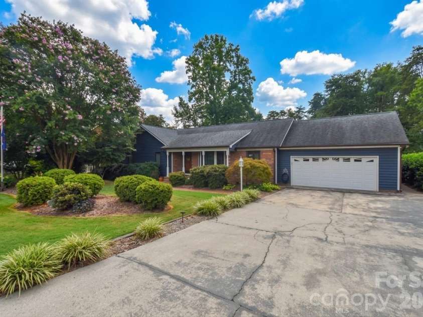 127 Fairway Drive, Mooresville, NC 28117.  MLS# CAR4420861, YatesRealty ID 50792. 