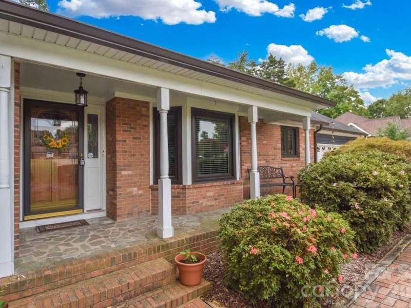 127 Fairway Drive, Mooresville, NC 28117.  MLS# CAR4420861, YatesRealty ID 50792. 