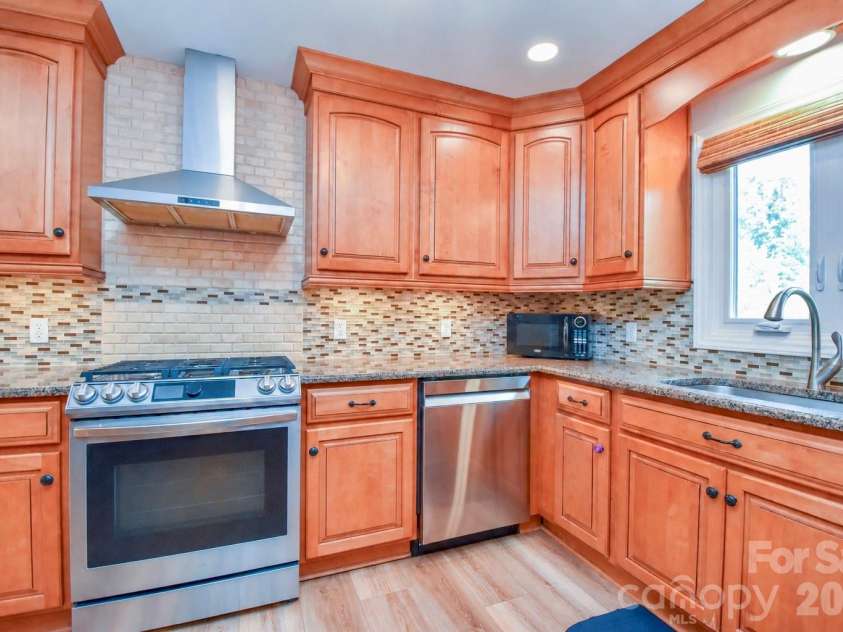127 Fairway Drive, Mooresville, NC 28117.  MLS# CAR4420861, YatesRealty ID 50792. 