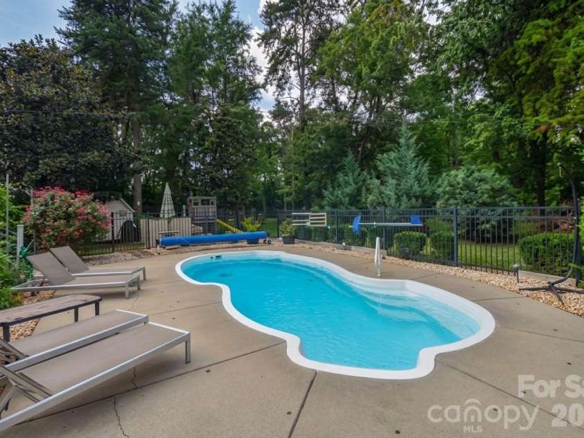 127 Fairway Drive, Mooresville, NC 28117.  MLS# CAR4420861, YatesRealty ID 50792. 