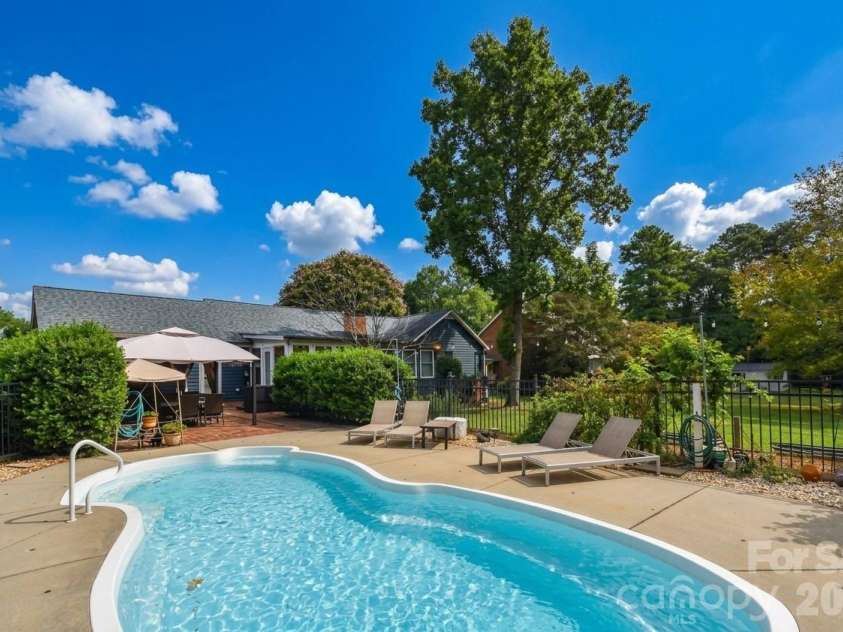 127 Fairway Drive, Mooresville, NC 28117.  MLS# CAR4420861, YatesRealty ID 50792. 