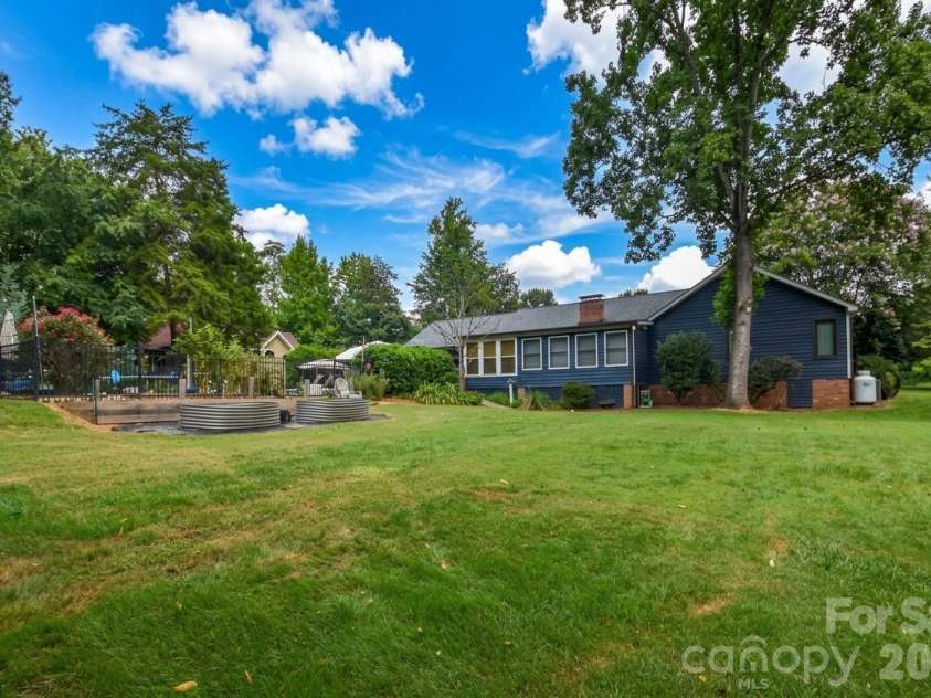 127 Fairway Drive, Mooresville, NC 28117.  MLS# CAR4420861, YatesRealty ID 50792. 