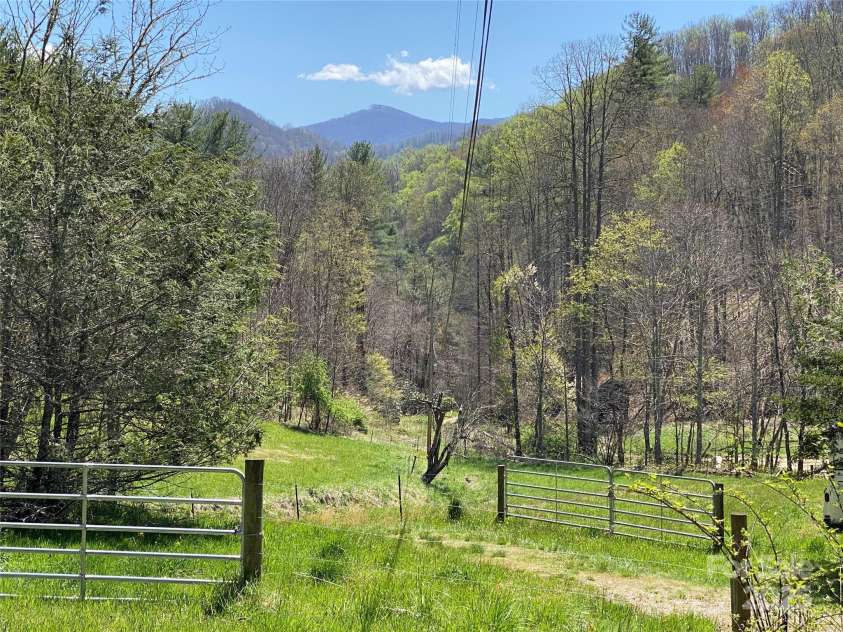 292 Crow Lane, Burnsville, NC 28714.  MLS# CAR4282294, YatesRealty ID 508. 