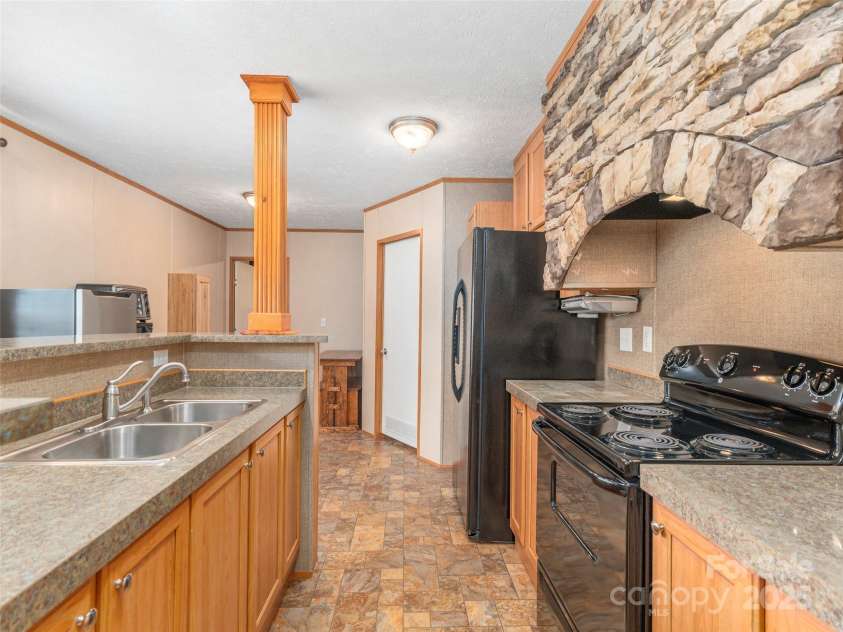 9 Scotty Circle, Candler, NC 28715.  MLS# CAR4242801, YatesRealty ID 5080. 