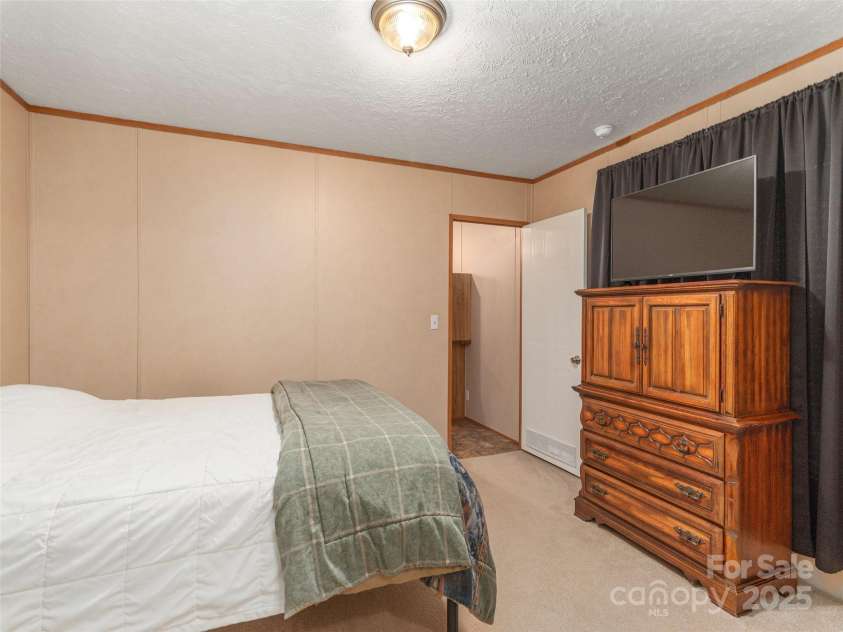 9 Scotty Circle, Candler, NC 28715.  MLS# CAR4242801, YatesRealty ID 5080. Primary Bedroom
