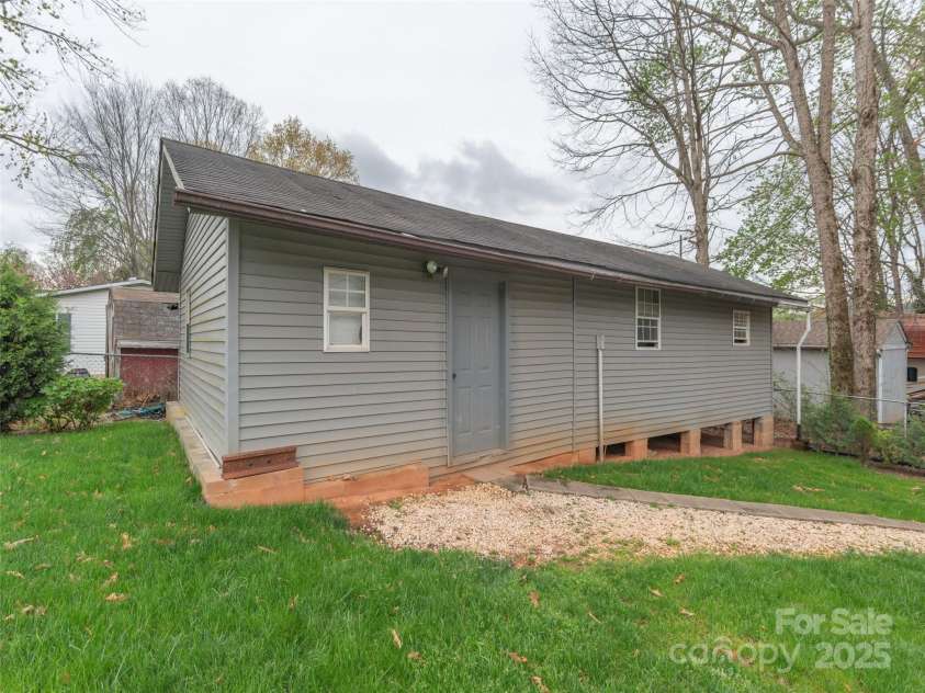 9 Scotty Circle, Candler, NC 28715.  MLS# CAR4242801, YatesRealty ID 5080. Workshop