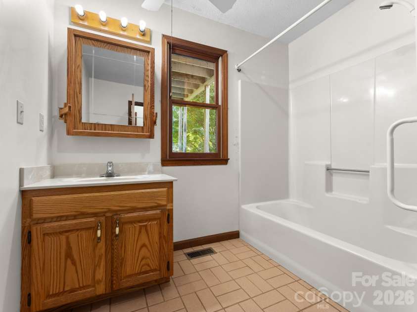 220 Wingfield Way, Brevard, NC 28712.  MLS# CAR4424278, YatesRealty ID 50800. Main Floor Bathroom