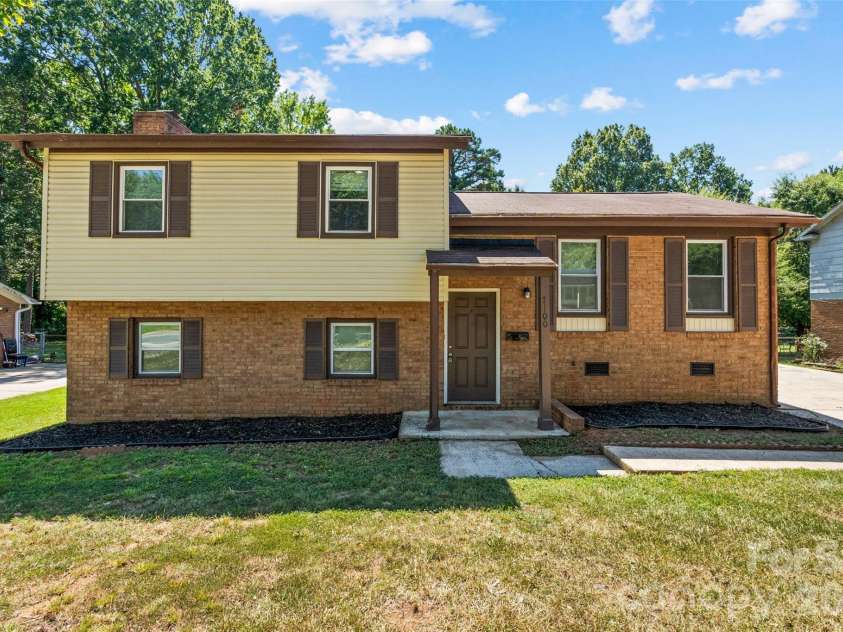 7100 Covecreek Drive, Charlotte, NC 28215.  MLS# CAR4421896, YatesRealty ID 50802. 