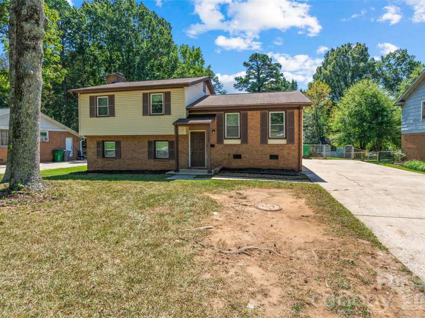 7100 Covecreek Drive, Charlotte, NC 28215.  MLS# CAR4421896, YatesRealty ID 50802. 