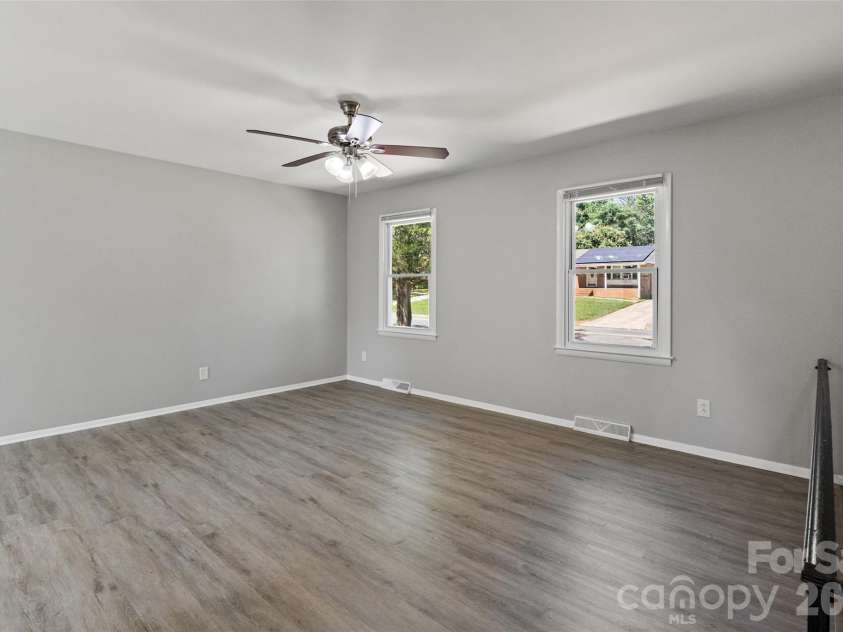 7100 Covecreek Drive, Charlotte, NC 28215.  MLS# CAR4421896, YatesRealty ID 50802. 