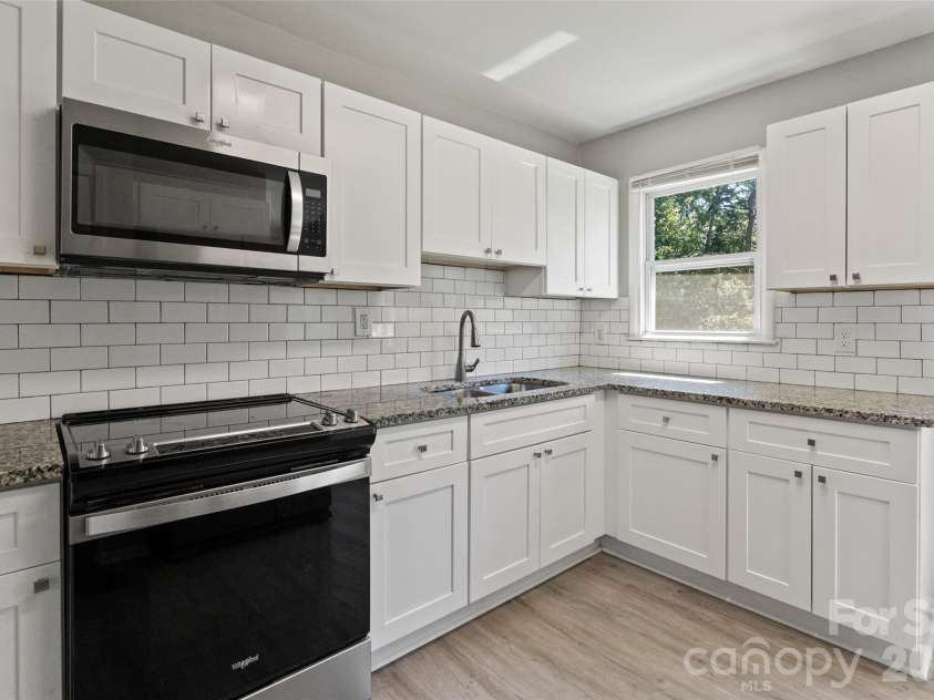 7100 Covecreek Drive, Charlotte, NC 28215.  MLS# CAR4421896, YatesRealty ID 50802. 